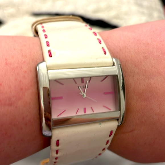 SALE!!! GUESS PINK & WHITE LEATHER WATCH ๐ฅ๐ฅ๐ฅ - Picture 8 of 10